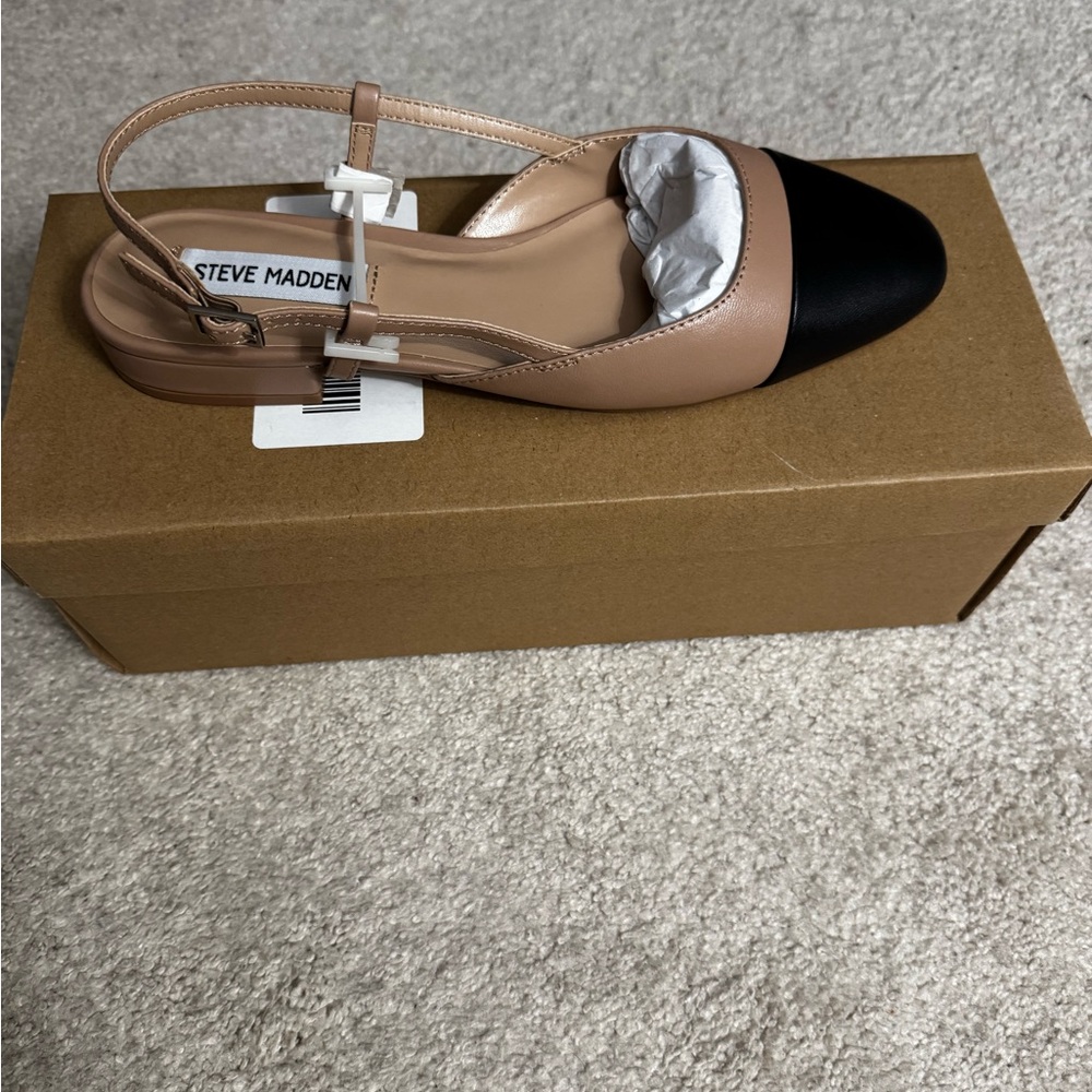 Steve Madden Tan and Black Flats Elegant Loafers